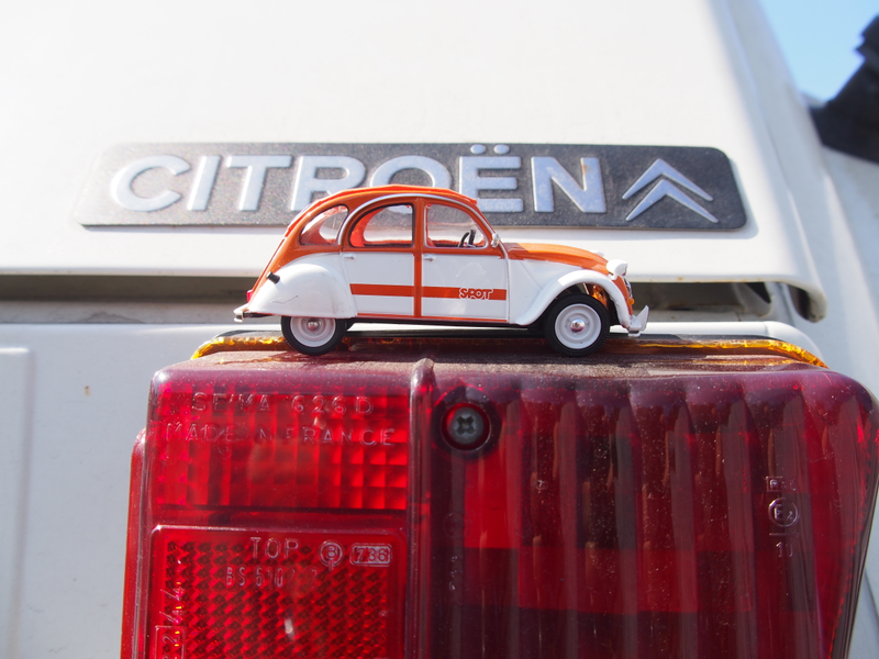 Illustration for article titled 2 Horses 70 Years: Citroƫn 2CV Spot